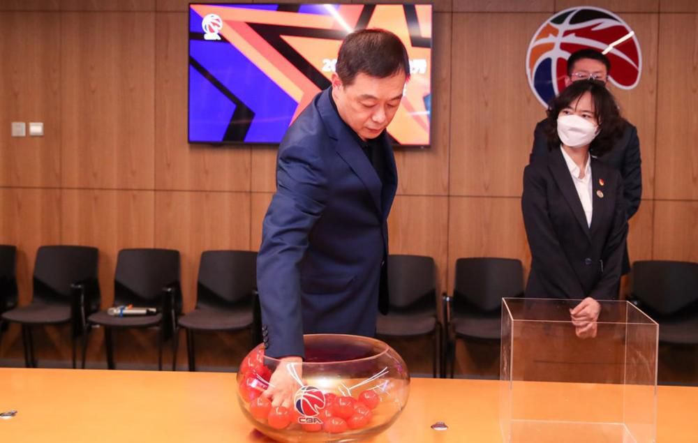 影片近日曝光一张汤姆;赫兰德剧照，其饰演的爱迪生(本尼迪克特;康伯巴奇 饰)秘书兼密友塞缪尔;英萨尔的角色造型首度曝光